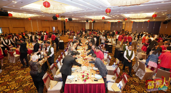 “霹雳中华总商会2020庚子新春团拜”获得社团体代表及市民踊跃出席，场面热闹。