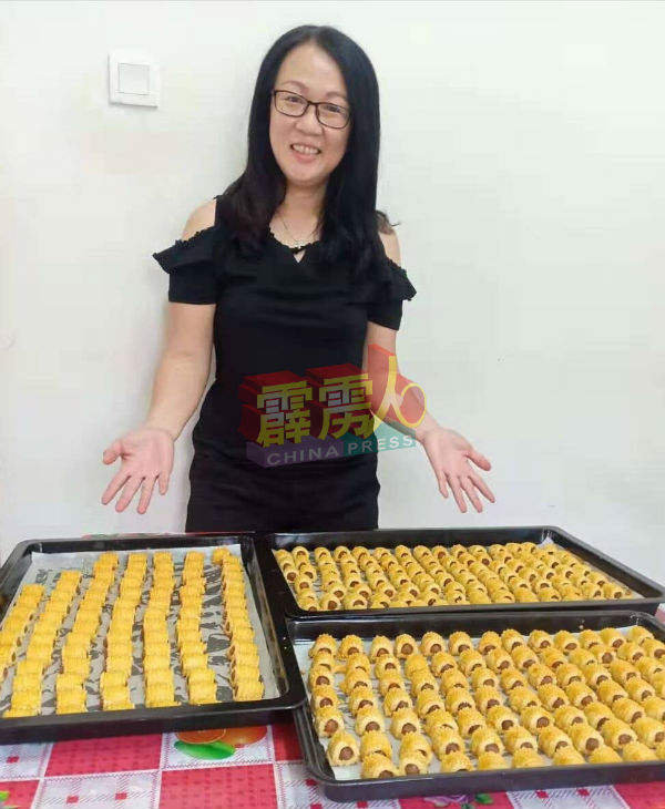 林秀琼与她最常做和受欢迎之一的年饼“黄梨卷”。