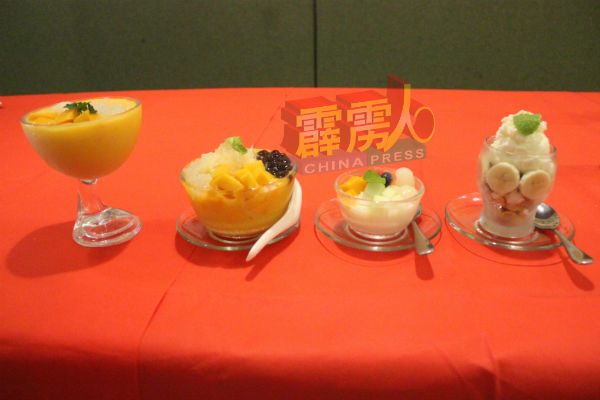 针对不同的顾客群，张业静也研发出不同的甜食，左起芒果龙眼西米露、柚芒果冰淇淋西米露、杂果优酪、香蕉优酪圣代。