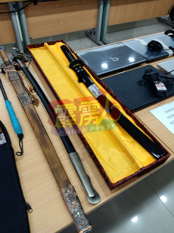 警方在调查该名涉及20万多令吉破门行窃案嫌犯时，也充公相信具有收藏价值的各类刀器。