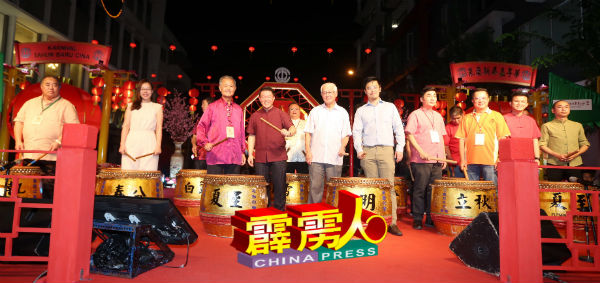 倪可敏（前排左4起）在林国璋、李存孝、陈环球、陈庆耀（左起）、崔慈恩及刘瑞裕等陪同下，主持击鼓开幕仪式。