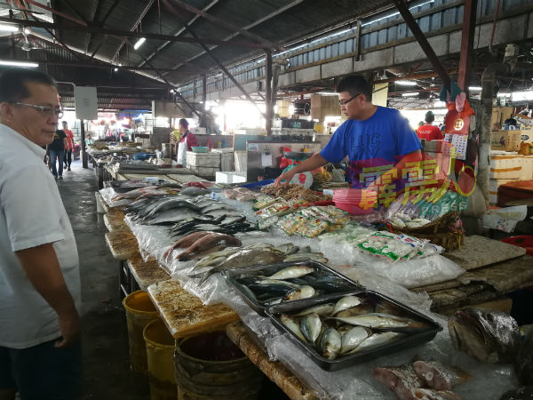 彭家彬（右）透露，這個過年魚價調整不大，主要是鬥底鯧、石班及蝦只價格微高。