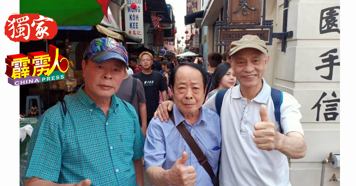 朱陈永庆（左起）与亲人一同游怡保二奶巷。
