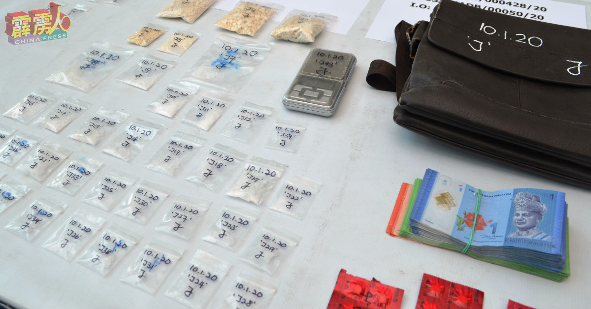 警员从疑是贩毒者的随身包包中，搜出现金、秤及市价约9000令吉的各种毒品。