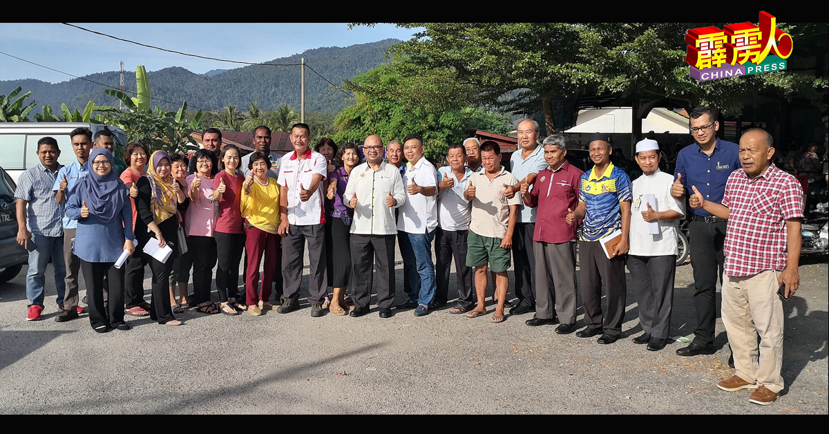 村民在村长黄振福（左10）率领下，支持市议会主席祖卡耐（左12）的提议，自行分类垃圾。
