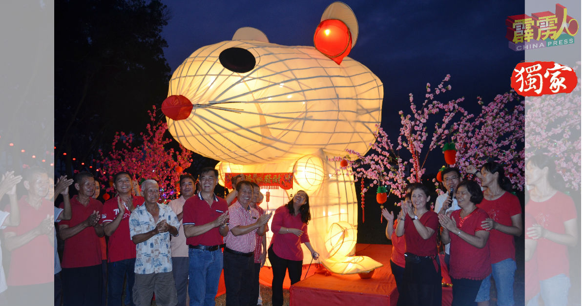 黄渼澐（左7）在村委的陪同下，为该“花灯金鼠”主持亮灯仪式。