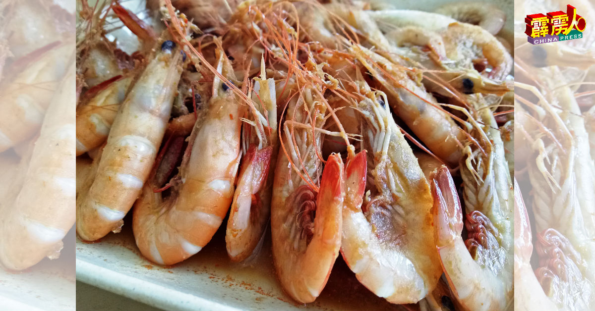 肉质鲜甜的海虾，川烫后更鲜甜，配着酸辣叻沙一起吃，格外开胃！