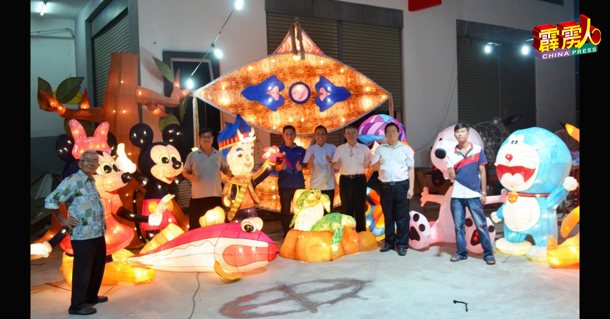 张亚兴（右4）与团队参观由蔡福文（左2）领队製作的花灯。