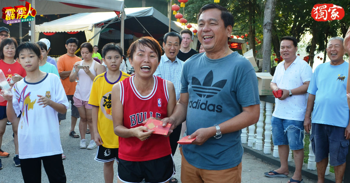 工委会副主席陈思铭（前右）派发红包给女子组的优胜者。