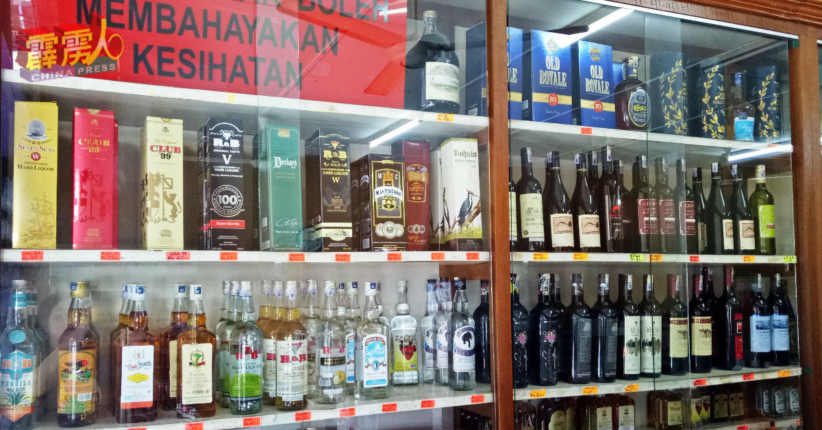 商家坦言店内目前仍展售着日常的含税价格的酒精饮品。
