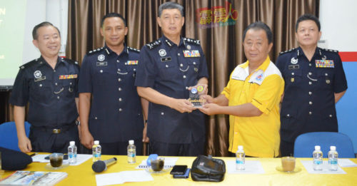 林鸿选：民间治安团体与警方联手   罪案逐年下降