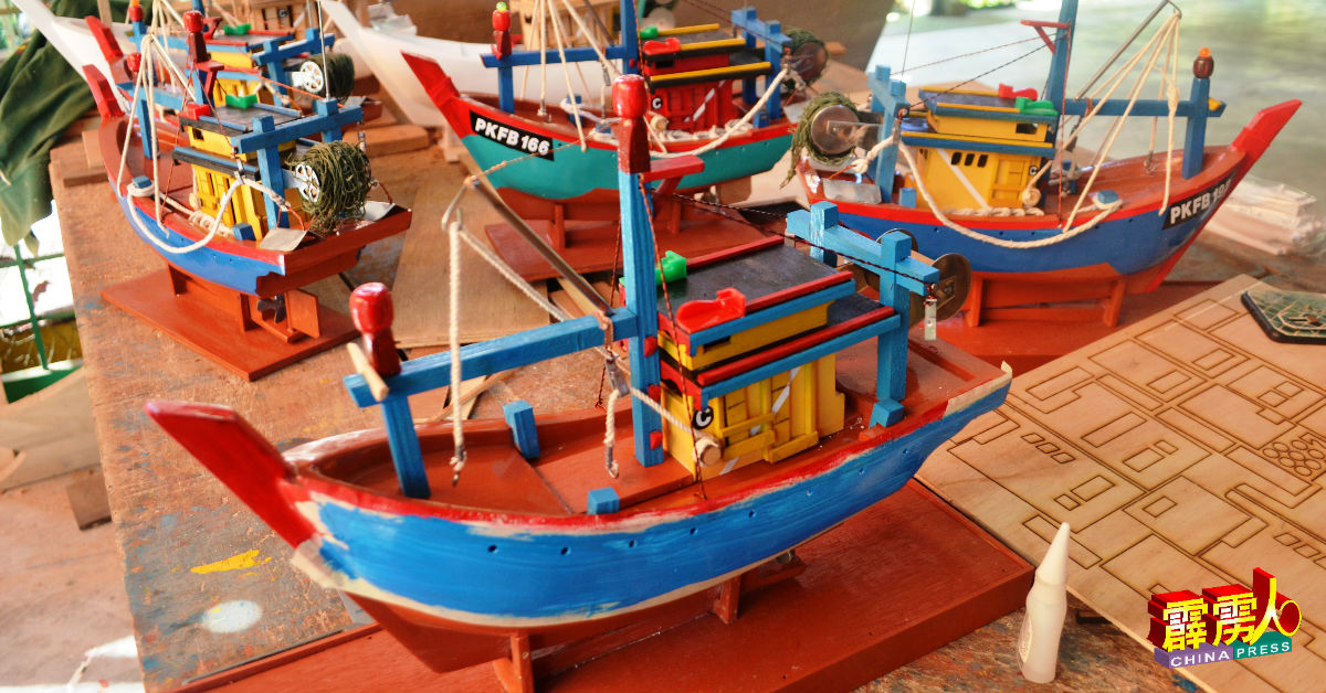 班台手工迷你渔船模型，为人气纪念品之一。