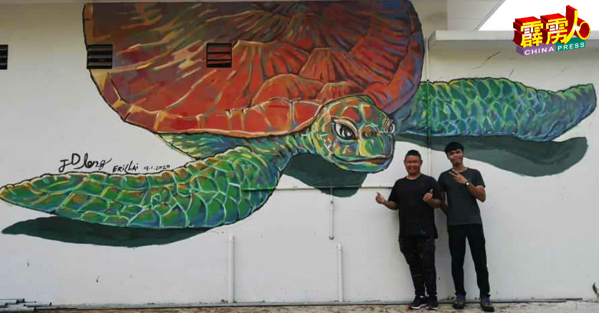 赖伟权（左）和助手义务为班台玉来寺田都元帅庙其中1幅牆壁画上班台吉祥物海龟。