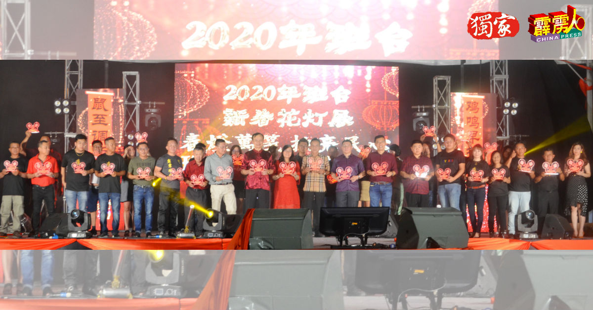 倪可敏（右9）、张亚兴、黄渼澐、倪可汉及嘉宾主持亮灯开幕仪式。
