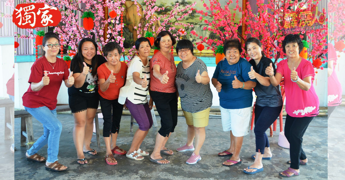 李秀珍（左5）和新村妇女也佈置及装饰梅花树。