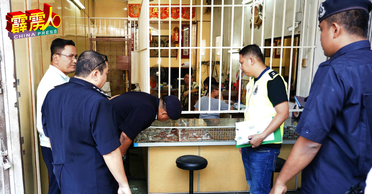 大批警方在被劫金店展开调查工作。