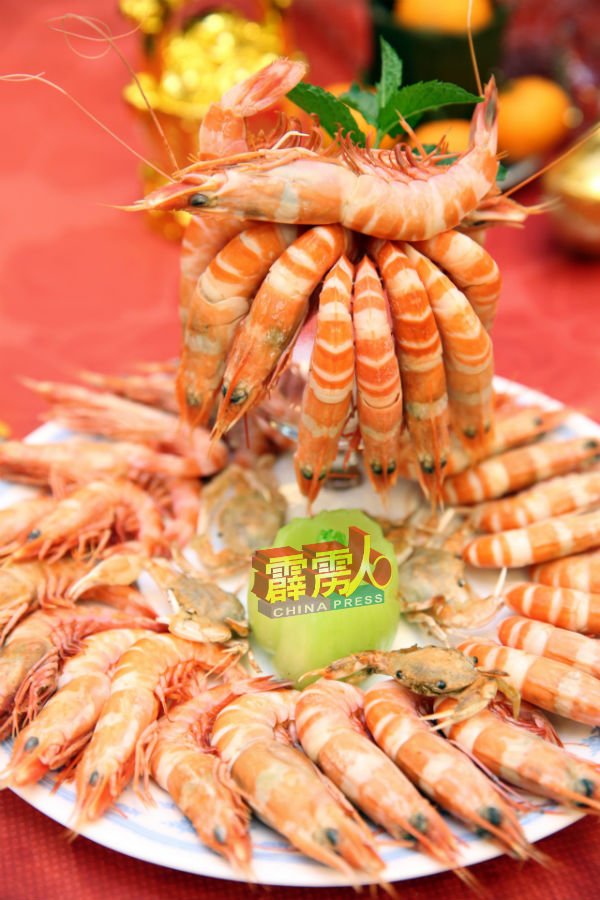 由霹雳怡保安邦联谊会妇女组呈献的龙游天下喜逢春（白灼虾），让人看了食指大动。