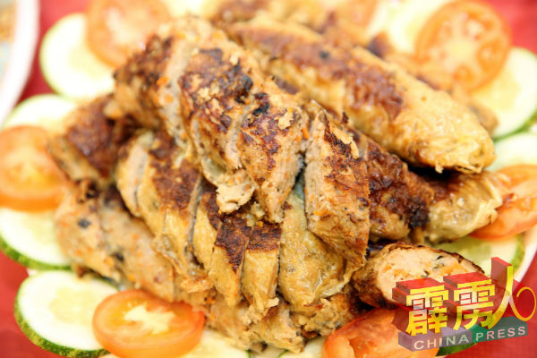 霹雳福建公会妇女组为来宾烹调了香脆肉卷迎新春（猪肉春卷）。