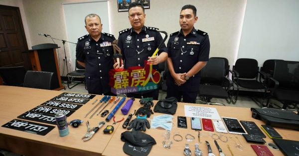 阿斯马迪展示起获的破门工具；左起为怡保警区副主任马苏基及刑事调查主任哈斯尼。