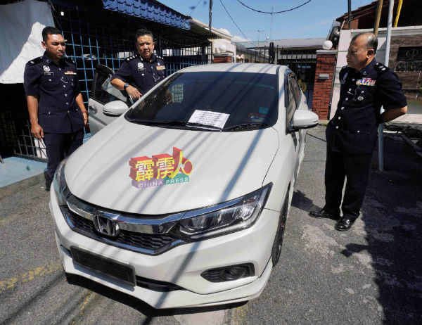 3名男女每次干案使用的白色本田城市轿车，现已被警方充公。