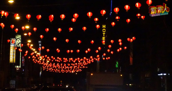 500个红灯笼为夜晚的金宝老街增添新年气氛。