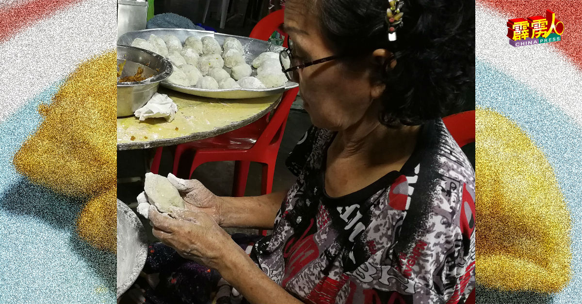 这里已是第二代人经营，超过60年的岁月；王宝葵仍亲自包裹着芋头包。