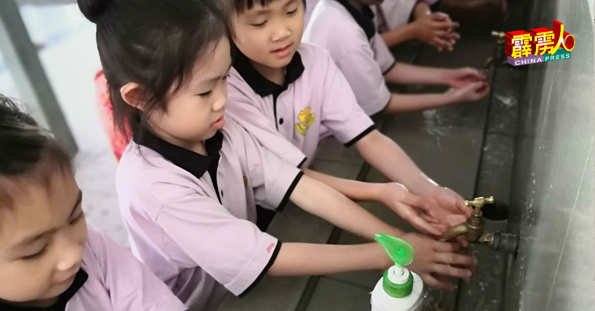 校方提供充足洗手液，让学生饮食前后都要洗手。 