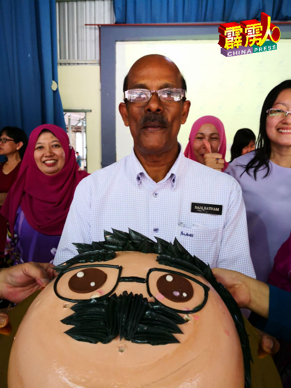 校方与教师也特订购逗趣的“拉惹蛋糕”，在欢送会上进行仪式。