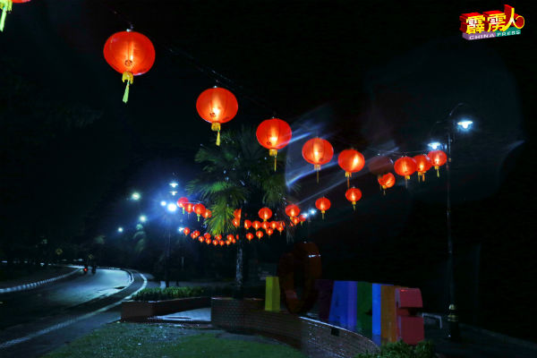 太平湖I LOVE TAIPING牌景点配合农历新年佳节，今年第2次挂红灯笼装饰。