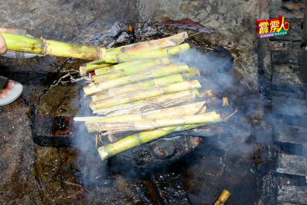 薰制薰鸭的过程，皆采用生甘蔗为燃材。