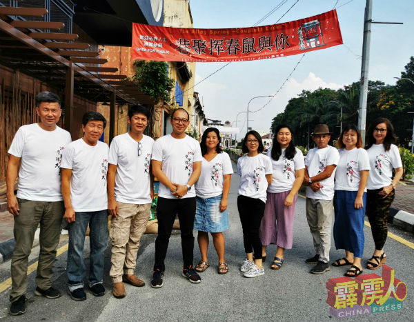 梁华兴（左2）与其团队，举办“巷聚挥春鼠与你”大型对联挥春活动，以便传承中华传统文化。