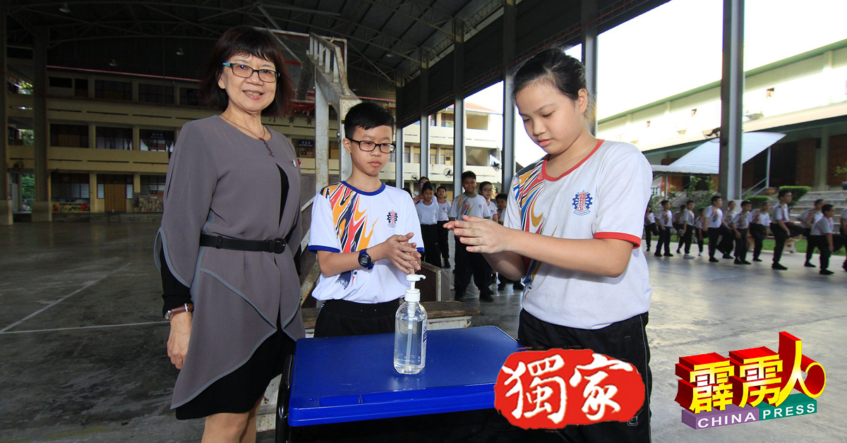 杨金春（左）叮嘱学生，不时要使用消毒剂为双手消毒，减少感染A型流感风险。