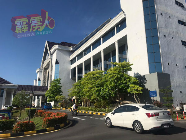 希盟崩盘今日迈入第五天，霹雳州秘书署所有职员包括行政议员助理还是准时进入办公室办公，访客及车子也照常出入。