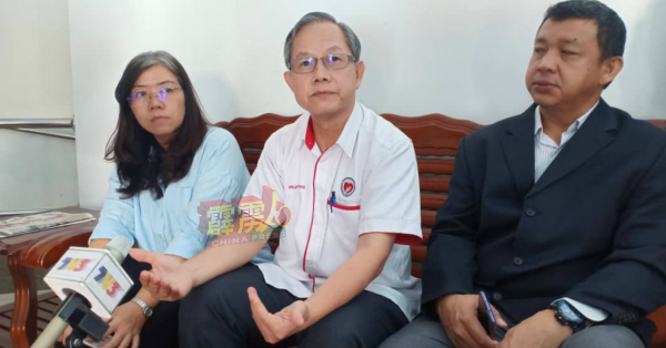 李文材（左2）在记者会发言，左为霹州行政议员黄渼澐。