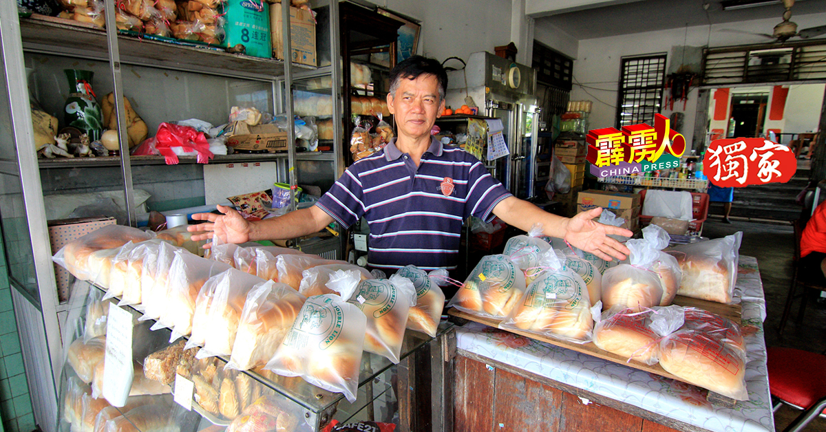 龙田佳：这里售卖几种口味的自製面包，每天中午新鲜出炉，有白面包、甜面包、椰丝面包、加央面包、加央角及加央等。