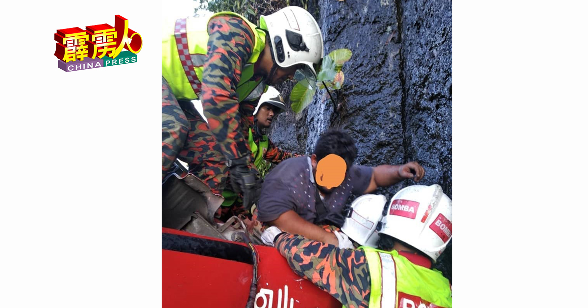 怡保美鲁消拯局派出一支队伍营救，协助受轻伤的罗厘司机脱困。