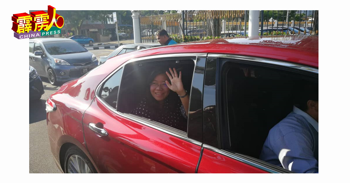 黄渼沄于週二上午9时30分，乘车抵达霹州秘书署后，如常办公。