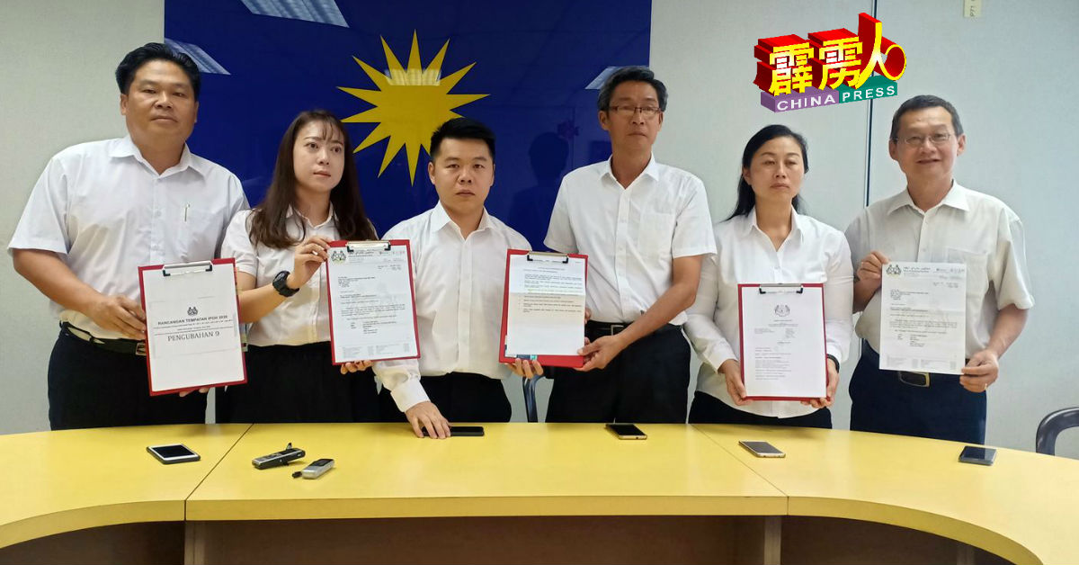 刘国南（左3）联同魏志伟（左起）、张接莉、黎旺文、陈枫溦及罗量信在记者会发言。