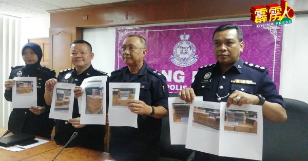 阿末峇迪（右2）与警官展示所起获的漏税烟图片，右为力端，左起查案警长哈斯玛艾米拉及陈木华。