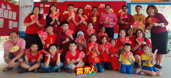 佩珊（后排左4起）、梁福运、刘永兴及师长手持红包向大家贺年。