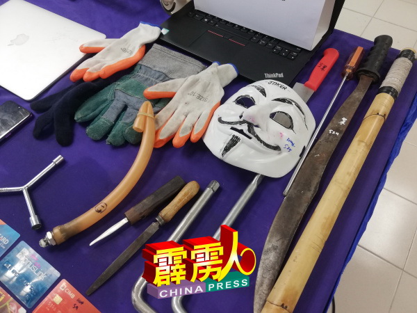 歹徒干案时使用的工具，包括面具。