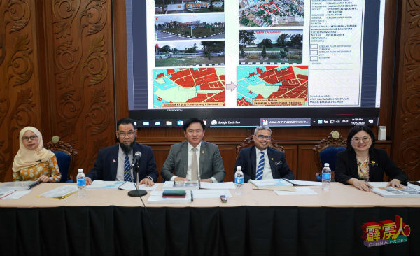 杨祖强（中）与嘉米雅（左起）、再纳、鲁米兹、陈丽云，一同主持《怡保市政厅2020发展计划》听証会。