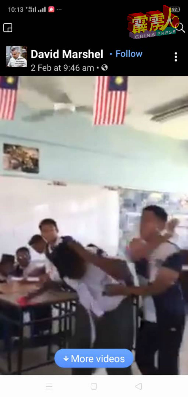 画面显示，一名学生在学生观看下遭另一名学生欺凌，并以手掌拍打其头部。