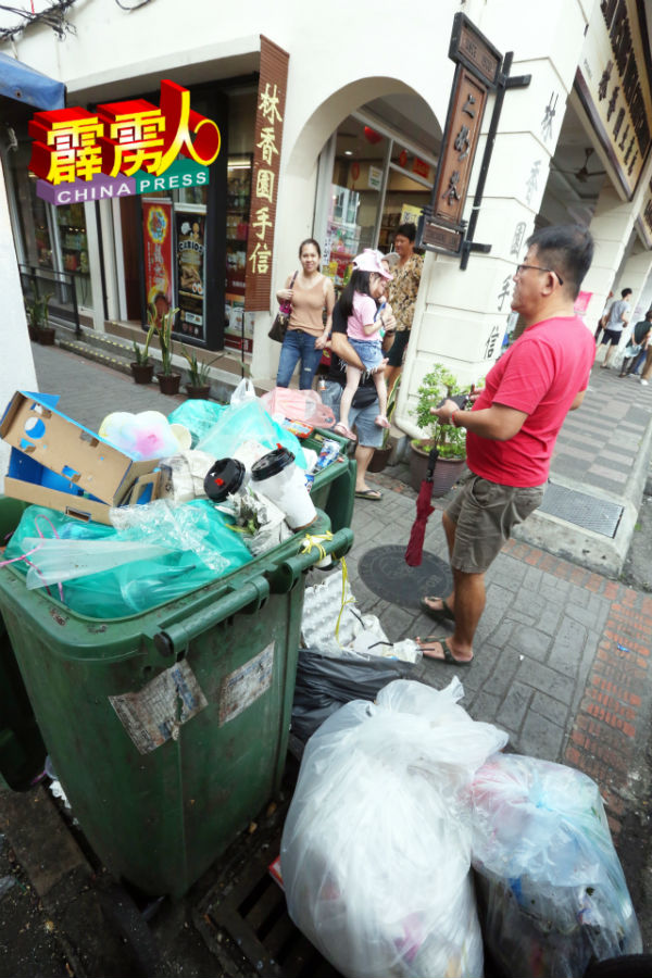 怡保旧街场二奶巷在农历新年期间，因人潮多，间接导致该处垃圾量增加。