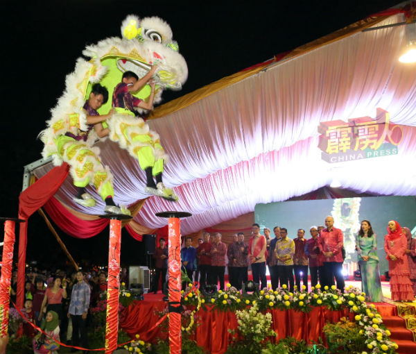 江沙昭惠廟龍獅隊的高樁獅表演，技藝高超，吸引眾人眼光。