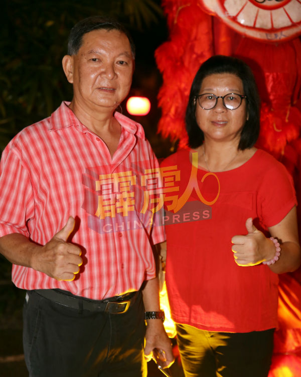 廖于凤与丈夫刘金海一起观赏新春团拜表演。
