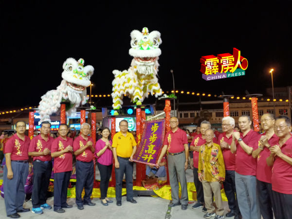 醒狮拜年，陈孟利（右7）率领众理事接受醒狮的祝贺。
