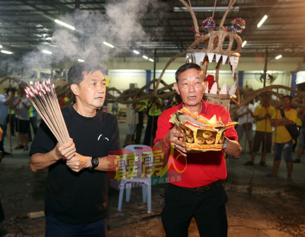 来自新加坡，对舞火龙有资深经验的师父协助该阁的开光仪式。