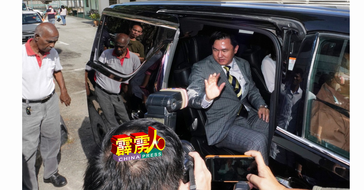 杨祖强乘坐休旅车离开法庭前，向到场支持者们挥手道别。
