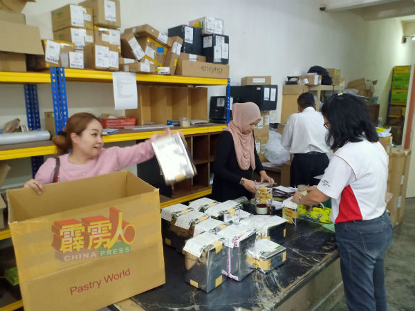 虽然受到武汉肺炎影响，一些本地市民仍忙于把包裹交由快递公司寄至本地收件者手中。